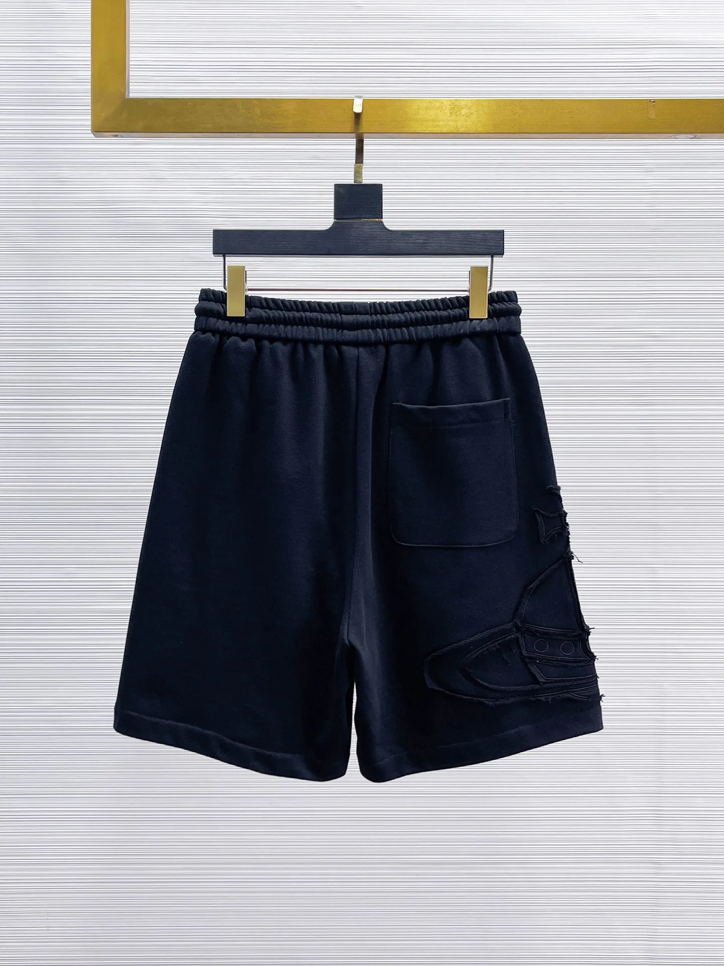 The Queen Mother's three-standard complete 2026 summer New Arrival men's casual shorts, advanced custom-made fabric Breathable fabric, Breathable elasticity and comfort, impeccable details, top-grade accessories, original logo design concept, delicate and soft feel! The upper body fit is awesome! Size: M-XXXL Please state your height and weight when ordering